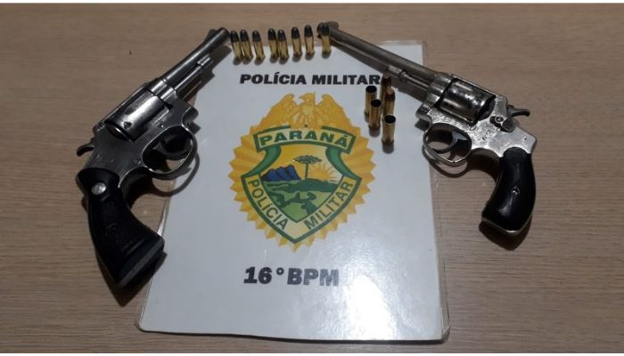 Pinhão - Homem é preso com dois revólveres 